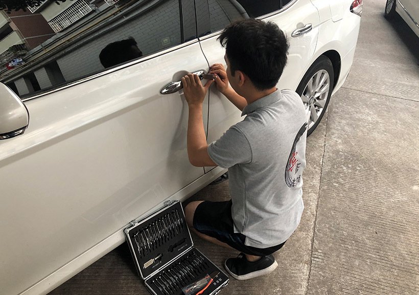 汽車鑰匙忘在車?yán)锖筌囬T(mén)開(kāi)鎖小技巧分享