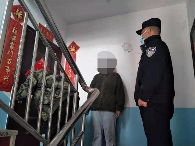 房主粗心被鎖門(mén)外，民警開(kāi)鎖服務(wù)送上門(mén)